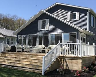 Stunning lake front home & everything is new! Direct access to Nettle Lake! - Montpelier - Building