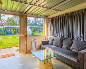 Treebo Lands End Beach Resort Morjim - Morjim - Living room