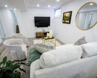 Cozy Hideaway - Your home away from home. Private Entry + Full Kitchen - Brantford - Huiskamer