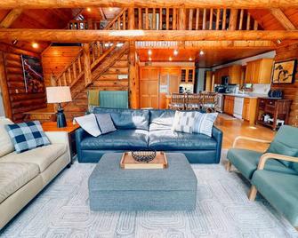 Birchwood Lake Log Cabin Retreat - Campbellsport - Living room