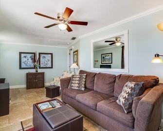 Adorable condo with a full kitchen & outdoor space - just steps from the beach - Bradenton Beach - Wohnzimmer