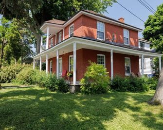 Waterfront Spacious 4-bedroom house with WiFi and AC in gorgeous Pointe-Claire - Pointe-Claire - Building