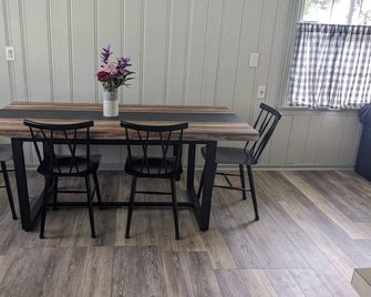 Family Friendly Lake Oasis - Manning - Dining room