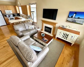 This Romantic Cottage is Simply a Cut Above - - Edgartown - Living room