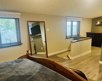 Loft Escape Apartment - Onsite Beach Dock Waterfront Boat Ramp - Amherstburg - Bedroom