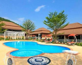Baandara Resort Saraburi - Saraburi - Piscina
