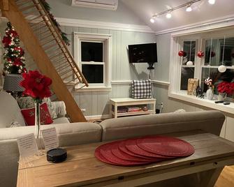 Cozy cottage near downtown Clinton, Marina & Hammonasset Park - Clinton - Living room