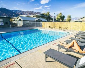 煙囪井鄉村飯店 - Furnace Creek - 游泳池