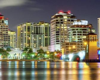 The Ultimate Getaway Bungalow in West Palm Beach - Loxahatchee - Building