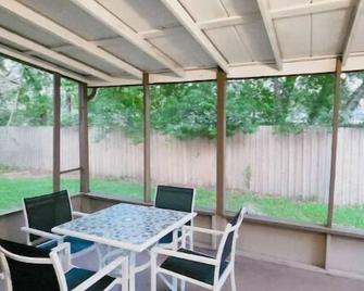 5 Rooms • Great Location • Red Haven Retreat - Tampa - Patio