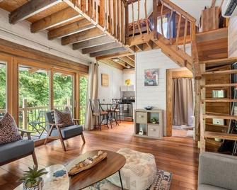 Slice of paradise: Airy living space, reminiscent of a Costa Rican bungalow. - Johns Island - Living room