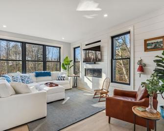 Beautifully built Cape Elizabeth home nestled in the woods on 2.5 acres - Cape Elizabeth - Living room