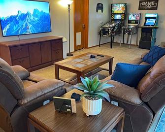 Riverside State Park 3,000 Ft. Home, Spa, Private Arcade, Fire-Pit, 5bd - Nine Mile Falls - Sala de estar