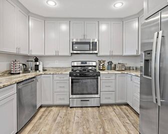 Cheerful | 4-bedroom bungalow | free parking - Springfield - Kitchen