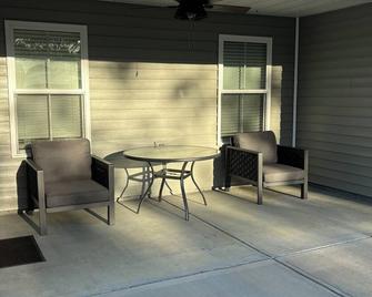 Southern Retreat - Statesboro - Patio