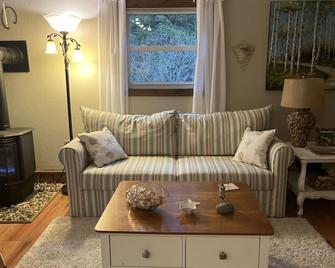Private cozy home in Arcadia offering all the wonders of Northern Mi - Arcadia - Living room