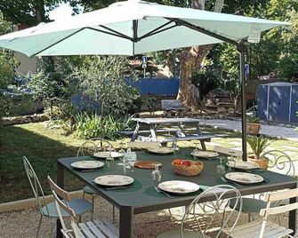 Ideal for families. Renovated farmhouse combining ancient charm and modern comfort. - Pernes-les-Fontaines - Binnenhof