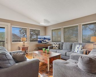 River Views and Live Music Access - Charming Waterside Retreat - Canyon Lake - Living room