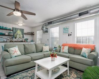 A Salty Texan - Sun Harbor Cottage #10 - Rockport - Sala de estar