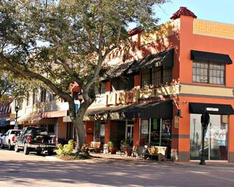 Cozy Cottage - Steps to Riverwalk/Close to Beaches - Bradenton - Building