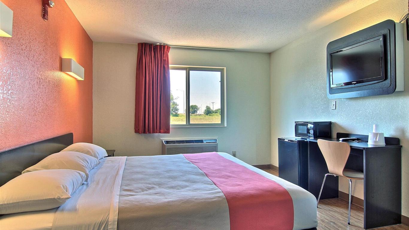 Motel 6 Gilman, IL