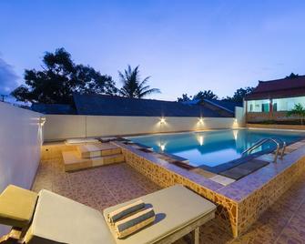 OYO 3134 Puri Tamu Hotel - South Kuta - Piscina