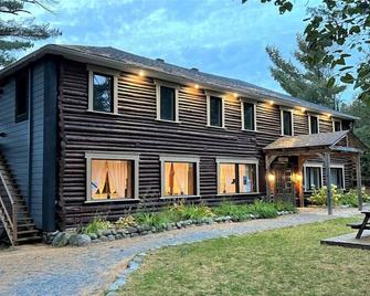 Le1613 - Bord de L'eau - Les Chalets Dans le Nord - Sainte-Lucie-des-Laurentides - Building