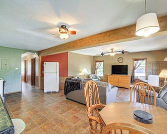 10 Mi to Lake Superior Eben Junction Townhome! - Chatham - Comedor