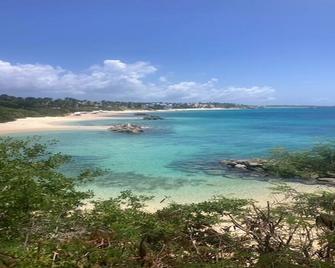 Charming and Secluded cottage in Cul de sac with views of Saint Maarten. AC - Long Bay Village
