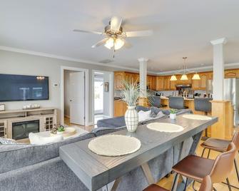 Water-View Deale Home Walk to Marina, Restaurants - Deale - Comedor