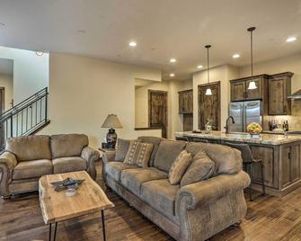 half Mi to Dtwn Golden Gem with Patios! - Golden - Living room