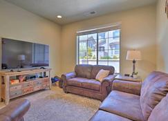 Blue Sky Get-a-Way Townhome with Patio, Grill - Washington - Living room