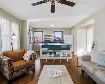 Quiet and Quaint Carriage House: Sabai Sabai - Jeffersonville - Living room