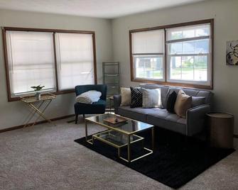 Spacious 2-Bedroom Apartment - Close To It All! - Pittsboro - Living room