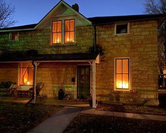 Buffalo Haus: Entire House, Welcoming Historic Limestone House Downtown - Hays - Bygning