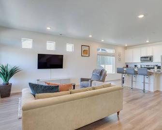 Near Hiking, Golfing and Fishing Colorado Retreat! - Henderson - Living room