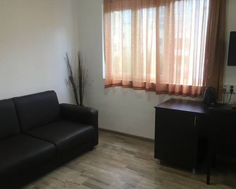 Studio apartment in the centre of the city - Burgas - Sala de estar