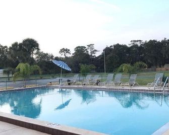 Enterprise Motel - كيسيمي - حوض السباحة