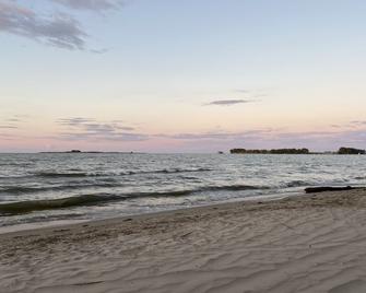 Cute house on Saginaw Bay with hot tub on private beach. - 베이 시티 - 해변