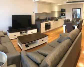 Executive 2 Bedroom Wollongong Apartment - Wollongong - Living room