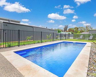 5 Simms - Echuca Holiday Homes - Moama - Zwembad