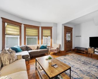 Beautifully Renovated 3 bedroom Elmwood Village Apt - Buffalo - Living room