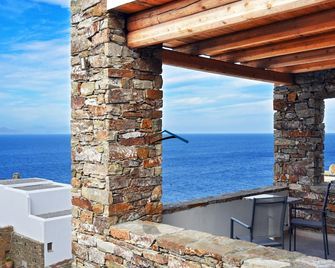 Stone villa with a sea water swimming pool and a sea and sunset view - Ιουλίδα - Μπαλκόνι