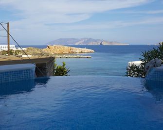 Vrahos Boutique Hotel - Folegandros - Piscina