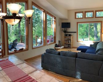 Peaceful Island Retreat with Water View - Lopez Island - Living room