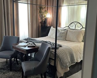 Bow-Wood Suite @ Boisdarc Bungalow & Suites - Rustic/Romantic Getaway - Kerrville - Ložnice