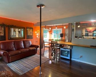 Maple St. Eco Retreat-Free Daytime Ev Charging! - Viroqua