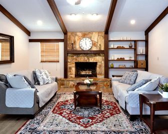 Relaxing Country Farmhouse with Hot Tub and Goats Sleeps 12 - Lithia - Living room