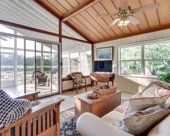 Near Kayak Launch Riverfront Home in Sanford! - Sanford - Living room