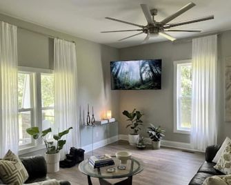 Terrific 4-bedroom house in charming West Point - West Point - Sala de estar